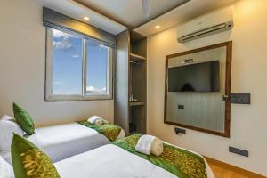 מיטה או מיטות בחדר ב-Hotel Mayur at CR Park New Delhi