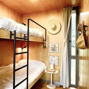 a bunk bed room with two bunk beds and a window at Clareira Cabanas in Gonçalves