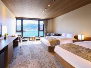 a hotel room with two beds and a large window at Rakuyu in Fujikawaguchiko
