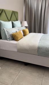 Un pat sau paturi într-o cameră la Stronoff Stays