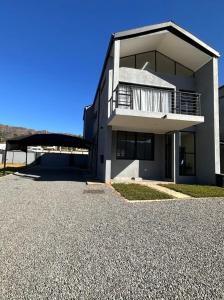 uma grande casa branca com uma grande entrada em Stronoff Stays em Lobamba