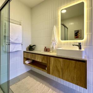 a bathroom with a sink and a mirror at Clareira Cabanas in Gonçalves