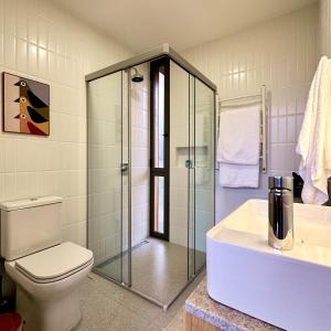 a bathroom with a toilet and a shower and a sink at Clareira Cabanas in Gonçalves +47 photos