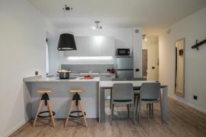 uma cozinha com uma mesa e bancos num quarto em Villa Stanga - Gardaslowemotion em Tenno