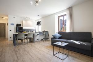 salon z kanapą i stołem w obiekcie Villa Stanga - Gardaslowemotion w mieście Tenno +37 zdjęć