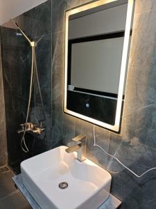 bagno con lavandino e specchio di An Homestay & Hostel a Cao Bằng