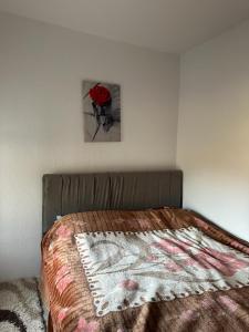 BIO FARMA في تيرانا: غرفة نوم بسرير مع لوحة على الحائط