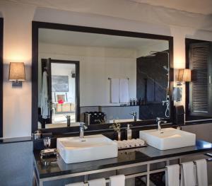 a bathroom with two sinks and a large mirror at SUJÁN JAWAI - Relais & Chateaux in Pāli