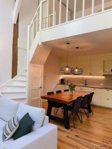斯內克的住宿－Appartement Boothuis，厨房以及带桌子和楼梯的用餐室。