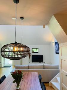 Appartement Boothuis في سنيك: غرفة معيشة مع طاولة وأريكة