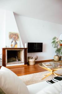 a living room with a fireplace and a tv at Loft del Sol in Peñíscola