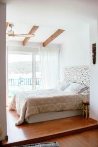 a bedroom with a bed and a large window at Loft del Sol in Peñíscola