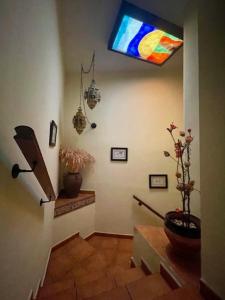 Cette chambre dispose d'un couloir avec un vitrail. dans l'établissement Paraíso Villa Parchís, à Motilleja