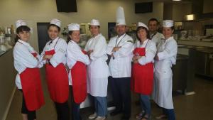 grupa kucharzy pozujących do zdjęcia w kuchni w obiekcie Family Hotel Emaly 2 w mieście Saparewa Banja