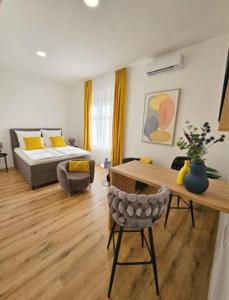 Cette chambre comprend un lit, une table et un canapé. dans l'établissement New Stylish & Modern Studio Apart - with sea view, à Pula