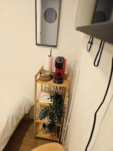 a small table in a room with a bed at Habitación Callao in Madrid
