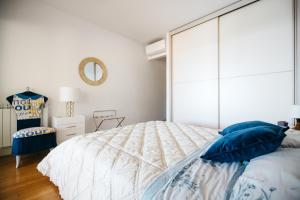 Schlafzimmer mit einem Bett mit einer großen Glaswand in der Unterkunft Taormina Chic Apartment in Taormina