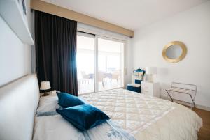 ein Schlafzimmer mit einem Bett und einem großen Fenster in der Unterkunft Taormina Chic Apartment in Taormina