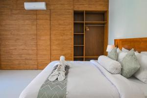 Postel nebo postele na pokoji v ubytování The Lavana Rainie's Villa Nusa Dua