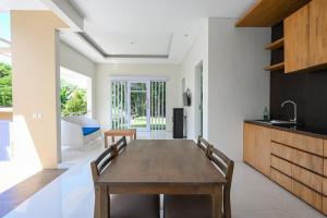 Kuchyň nebo kuchyňský kout v ubytování The Lavana Rainie's Villa Nusa Dua