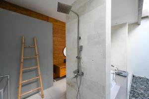 Koupelna v ubytování The Lavana Rainie's Villa Nusa Dua + 17 fotografií