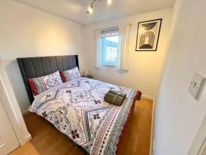 a bedroom with a bed with a large bedspread at Ideal 3 Bed Home In Glasgow City With Free Parking in Glasgow +13 photos