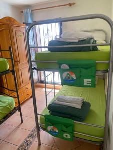 The Best House Tenerife Habitaciones Compartidas客房内的一张或多张双层床
