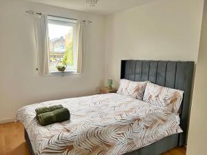 un grande letto in una camera da letto con finestra di Ideal 3 Bed Home In Glasgow City With Free Parking a Glasgow