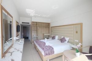 Postel nebo postele na pokoji v ubytování Tsokkos Protaras Beach Hotel