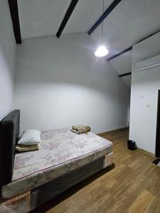 Ένα ή περισσότερα κρεβάτια σε δωμάτιο στο IM Merapi Homestay