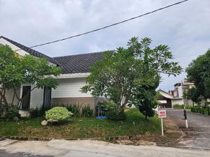 une maison avec des arbres devant elle dans l'établissement IM Merapi Homestay, à Ngaglik