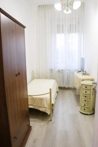 ein Schlafzimmer mit einem Bett, einer Kommode und einem Fenster in der Unterkunft La Casa di Piccolì - APPARTAMENTO in Ancona