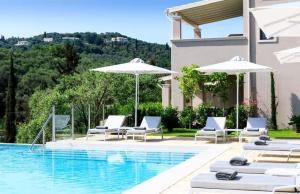 Bazén v ubytování Bella Mare Hotel nebo v jeho okolí