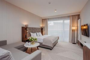 pokój hotelowy z łóżkiem i kanapą w obiekcie Elements Apartments w Świeradowie Zdroju
