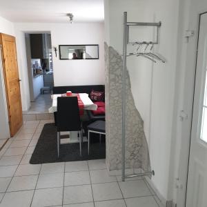 Habitación con mesa y comedor. en Ehemaliger Bauernhof en Gunzenhausen