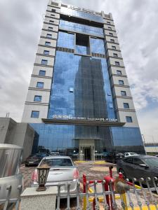 a building with a car parked in front of it at اجنحة سيلين هوم الصحافة -اطلالة بوليفارد سيتي in Riyadh