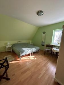 1 dormitorio con 1 cama en una habitación verde en Ferien und Freizeithof Engelau - Zi 3, en Giekau