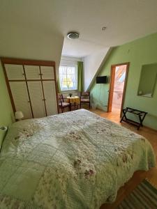 1 dormitorio con 1 cama grande en una habitación en Ferien und Freizeithof Engelau - Zi 4 en Giekau