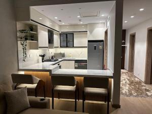 Dapur atau dapur kecil di Aeon Towers Hotel Apartment شقة فندقية في أبراج إيون مول العرب