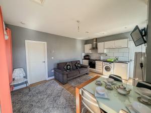 1 Bedroom Apartment By The River tesisinde mutfak veya mini mutfak