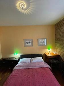 Appartamento vacanze في Ravigliano: غرفة نوم بسرير كبير ومصباحين على الطاولات