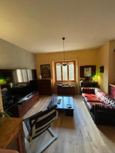 Appartamento vacanze في Ravigliano: غرفة معيشة مع أريكة وطاولة