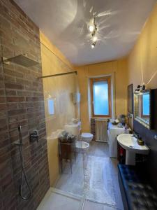 een badkamer met een douche, een wastafel en een toilet bij Appartamento vacanze in Ravigliano