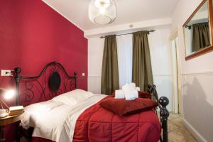 A bed or beds in a room at Colosseum B