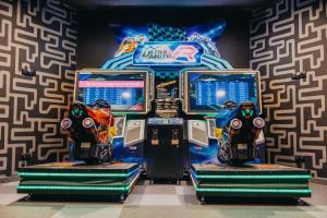 two arcade games on display in a room at Elements Hotel&Spa in Świeradów-Zdrój