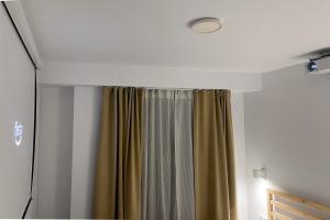 Voodi või voodid majutusasutuse Minimalist Seaside Apartment with Private Patio and Parking - Blue Zone Homes toas