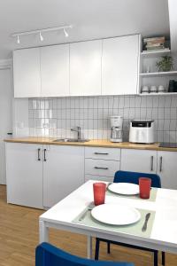 Kuchyň nebo kuchyňský kout v ubytování Minimalist Seaside Apartment with Private Patio and Parking - Blue Zone Homes + 6 fotografií