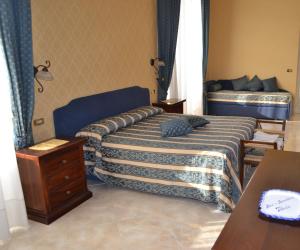 ナポリにあるBed & Breakfast Toledoのベッド、テーブル、テーブルが備わるホテルルームです。