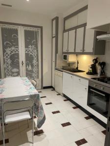 Η κουζίνα ή μικρή κουζίνα στο Appartement proche du canal du midi +12 φωτογραφίες