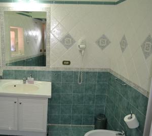 a bathroom with a sink and a toilet and a mirror at Bed & Breakfast Toledo in Naples